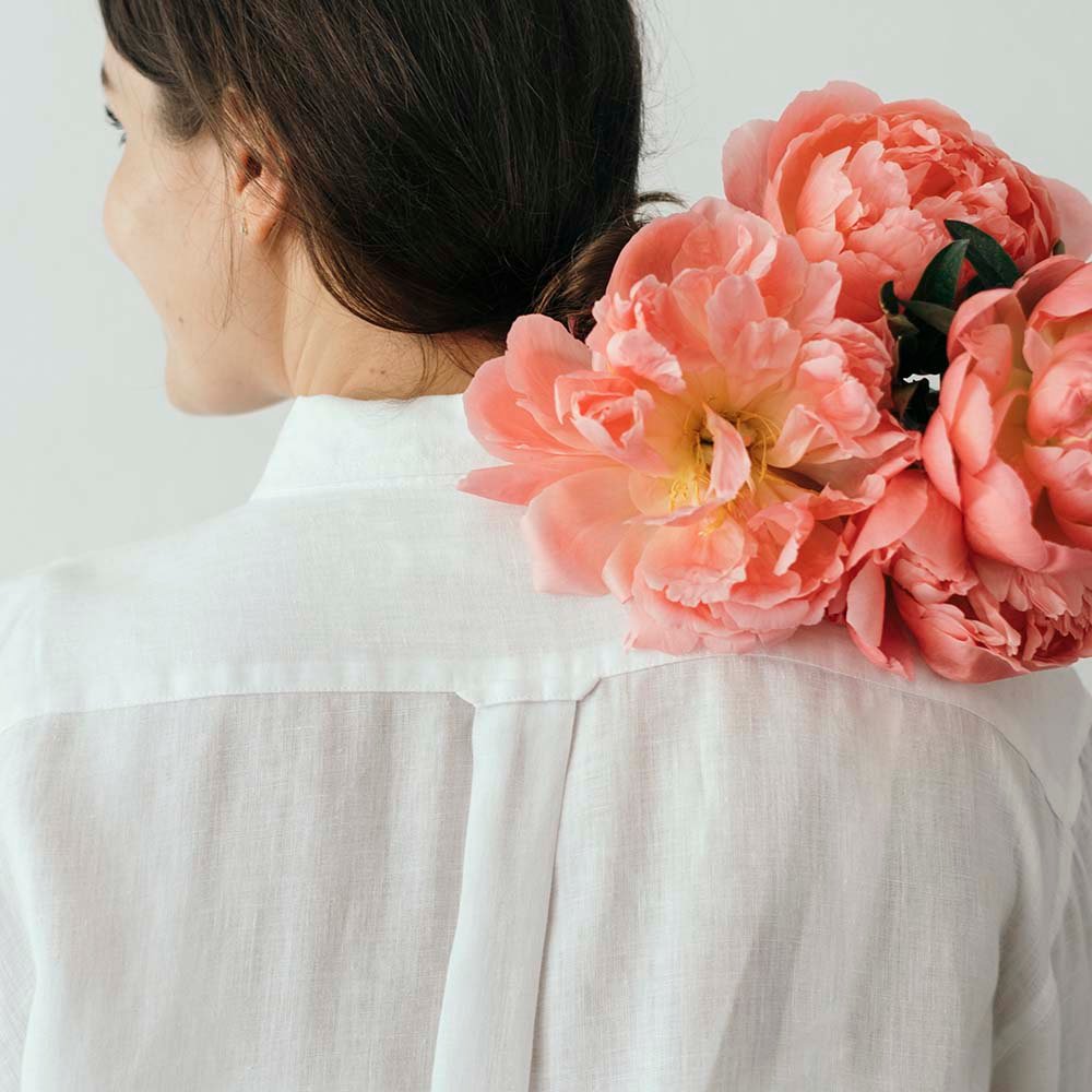 happy-woman-with-a-bouquet-of-coral-sunset-peony-X6CX4B6.jpg happy-woman-with-a-bouquet-of-coral-sunset-peony-X6CX4B6.jpg